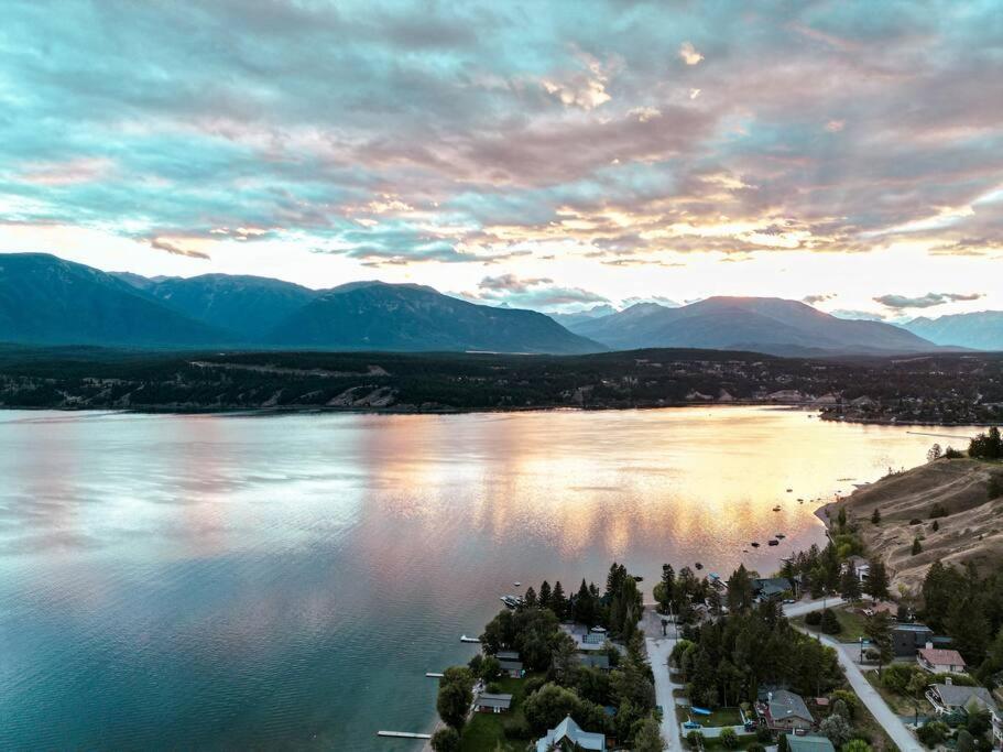 Oasis Getaway, Mins To Lake, King Bed, Dbl Garage Invermere Esterno foto