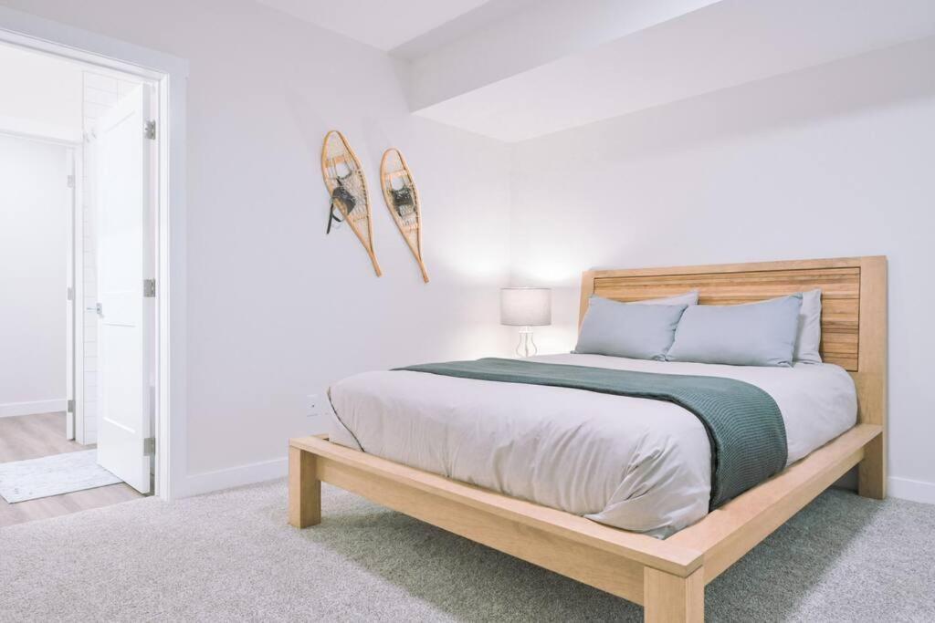 Oasis Getaway, Mins To Lake, King Bed, Dbl Garage Invermere Esterno foto