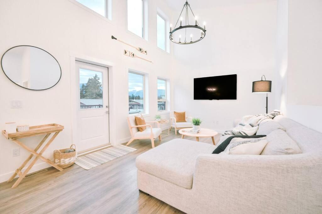 Oasis Getaway, Mins To Lake, King Bed, Dbl Garage Invermere Esterno foto