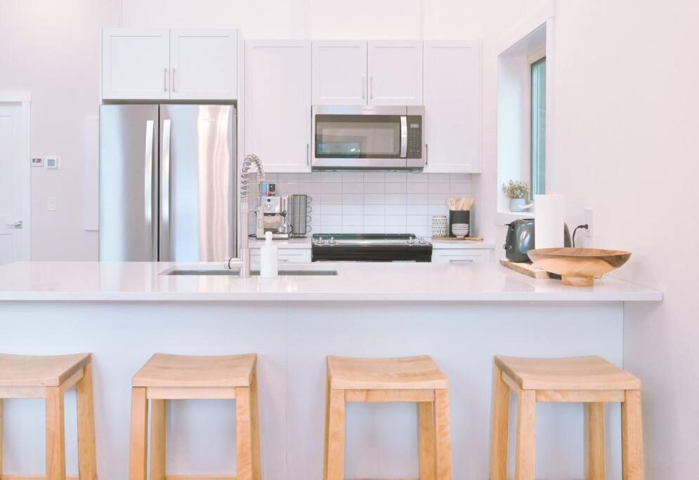 Oasis Getaway, Mins To Lake, King Bed, Dbl Garage Invermere Esterno foto