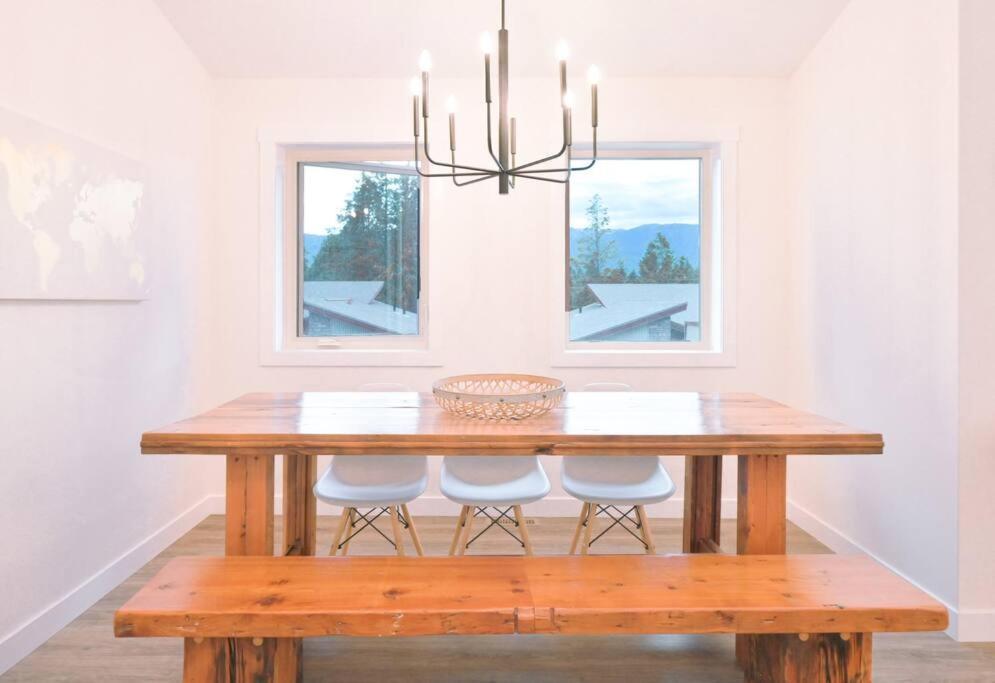 Oasis Getaway, Mins To Lake, King Bed, Dbl Garage Invermere Esterno foto