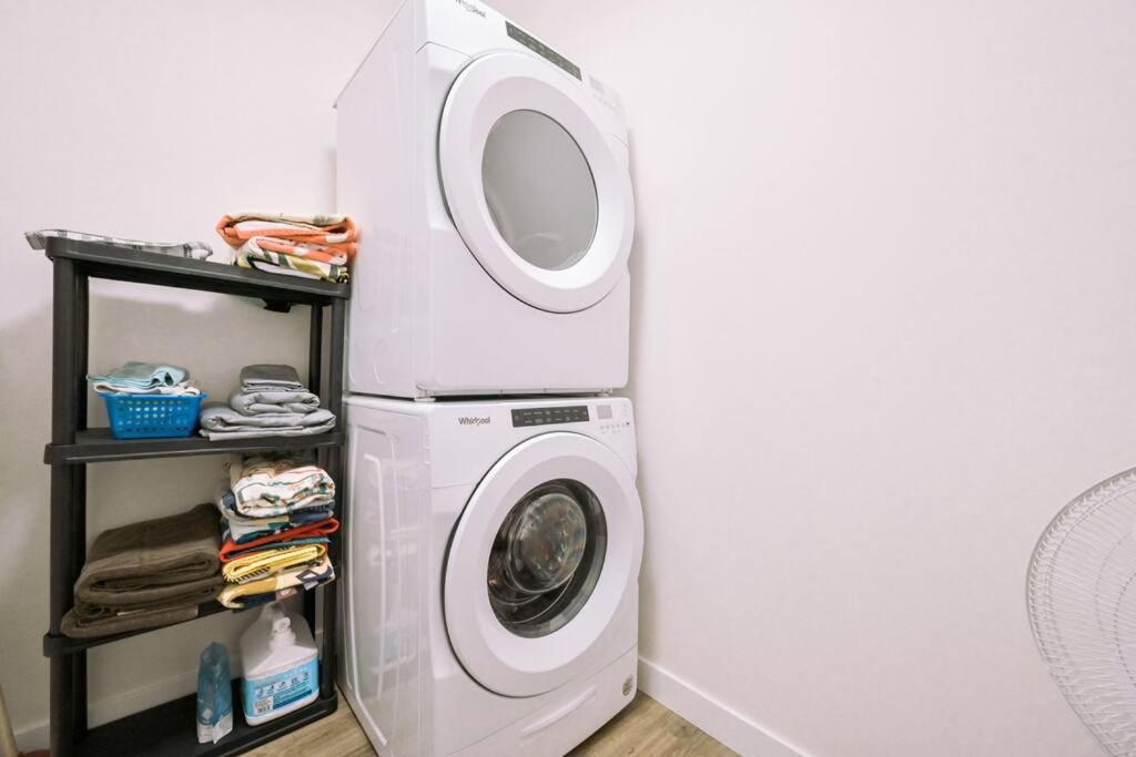 Oasis Getaway, Mins To Lake, King Bed, Dbl Garage Invermere Esterno foto