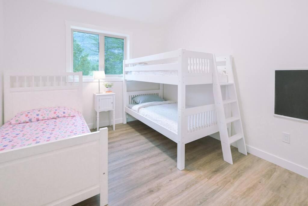 Oasis Getaway, Mins To Lake, King Bed, Dbl Garage Invermere Esterno foto