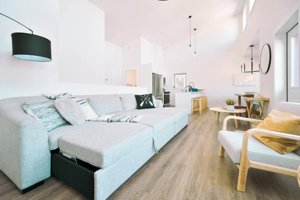 Oasis Getaway, Mins To Lake, King Bed, Dbl Garage Invermere Esterno foto