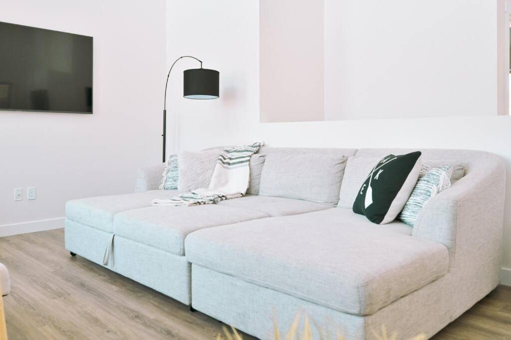 Oasis Getaway, Mins To Lake, King Bed, Dbl Garage Invermere Esterno foto