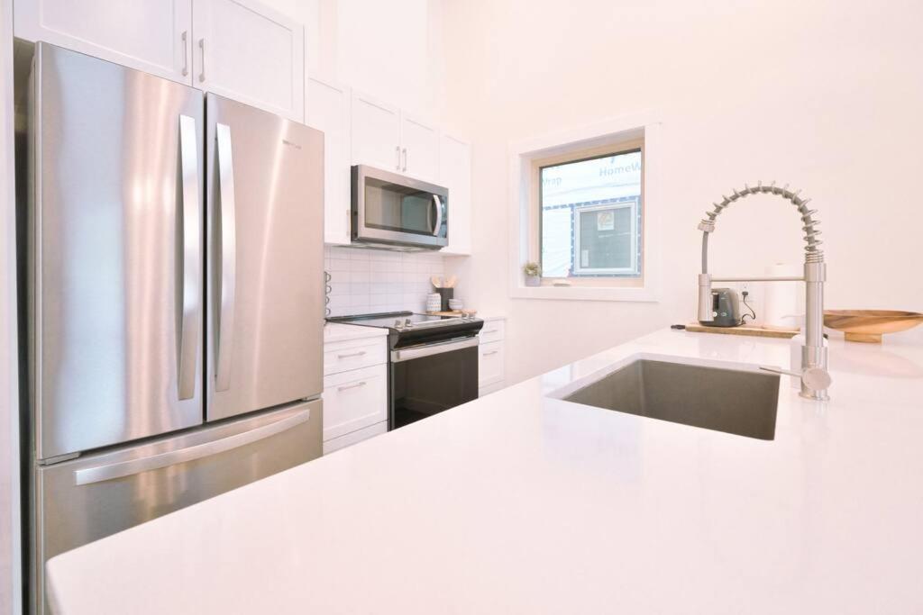 Oasis Getaway, Mins To Lake, King Bed, Dbl Garage Invermere Esterno foto