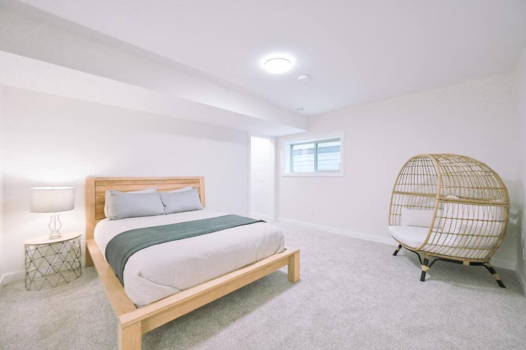 Oasis Getaway, Mins To Lake, King Bed, Dbl Garage Invermere Esterno foto